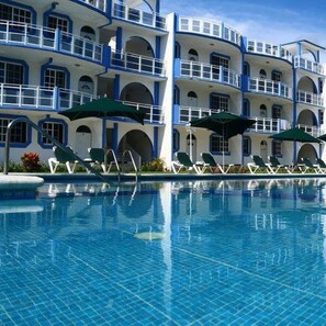 Una piscina al aire libre