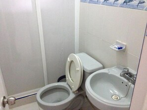 Ducha, artículos de higiene personal gratuitos, toallas y jabón