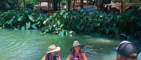 Alberca techada y alberca al aire libre