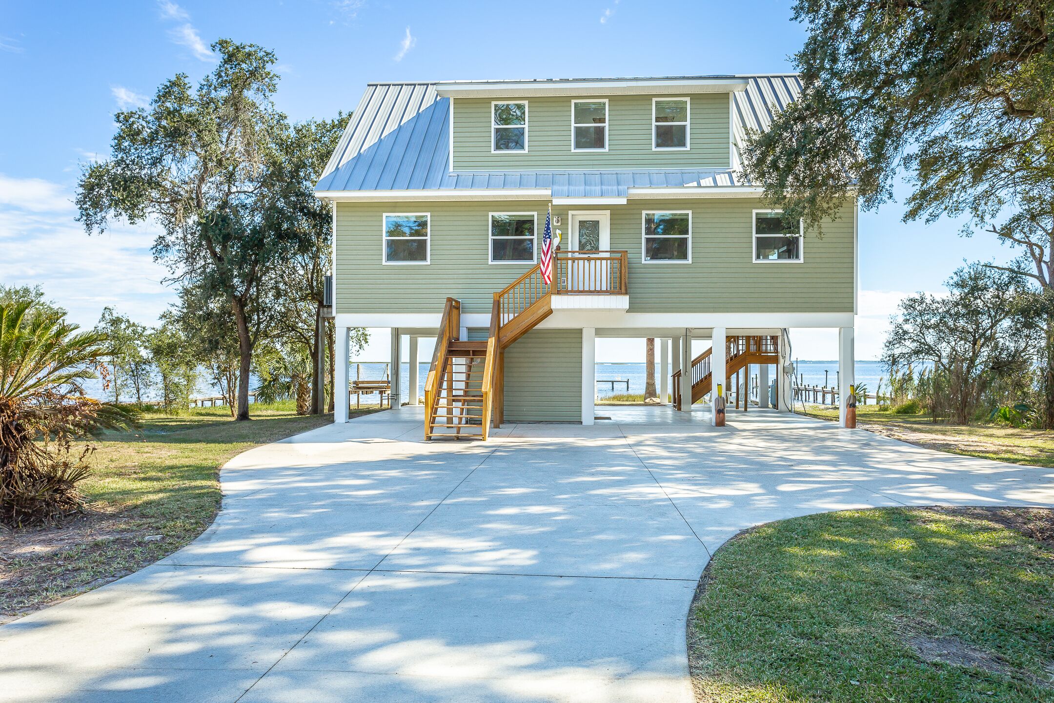 Allure- Beautiful 4BR/2BA house on the bay- Special!