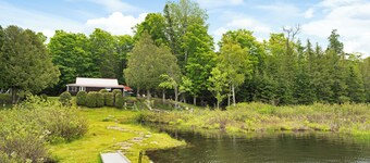 Cozy cottage on the lake with kayaks included