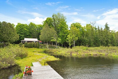 Cozy cottage on the lake with kayaks included
