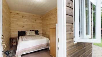 4 bedrooms, desk, iron/ironing board, travel cot