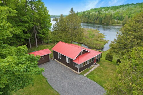 Cozy cottage on the lake with kayaks included