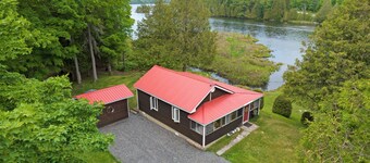 Cozy cottage on the lake with kayaks included