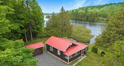 Cozy cottage on the lake with kayaks included
