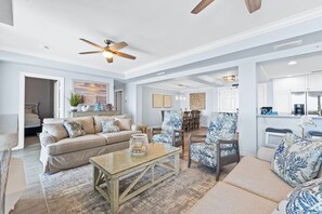 Living area - En Soleil Beach Resort By Panhandle Getaways (Panama City Beach)