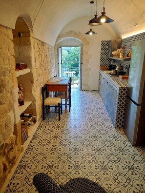 Køleskab, kogeplade, kaffe-/temaskine, kaffekværn