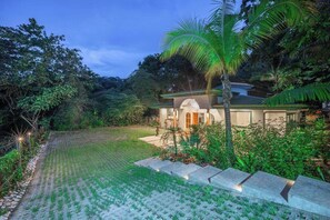 Property grounds - Spacious 5BR Villa w/ Saltwater Pool, Yoga Deck & 4-Min Walk to Garza Beach (Nicoya)