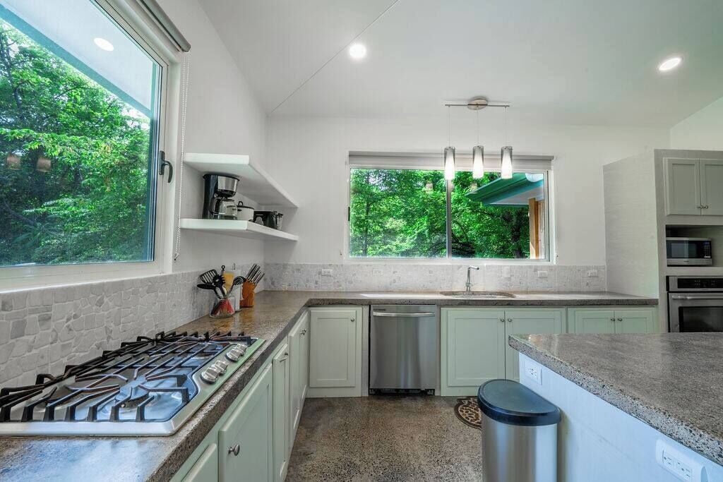 Een koelkast, kookgerei, borden en bestek