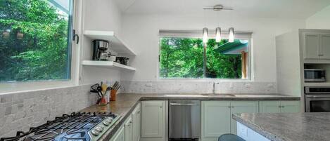 Réfrigérateur, batterie de cuisine, vaisselle et ustensiles