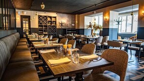 Un restaurant doté de longues tables conviviales, de sièges confortables et d’un décor intérieur moderne.