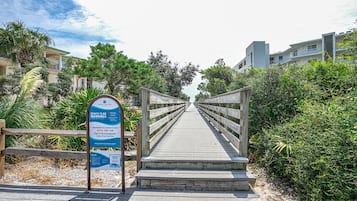 Una playa cerca, arena blanca