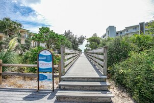 Una playa cerca, arena blanca