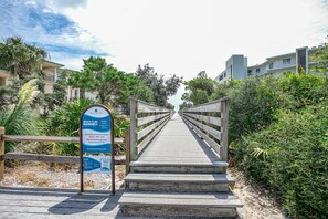 Una playa cerca, arena blanca