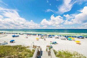 Una playa cerca, arena blanca