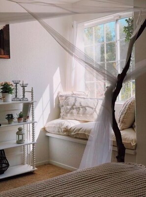 4 bedrooms, desk, iron/ironing board, Internet