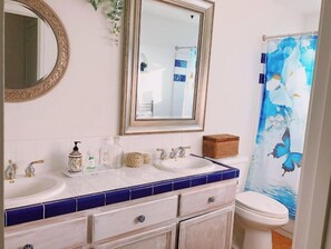 Bañera con ducha, bañera de hidromasaje, secador de pelo, bidet