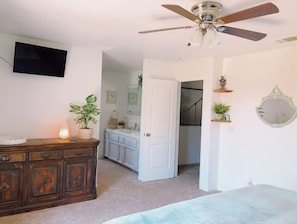 4 bedrooms, desk, iron/ironing board, Internet