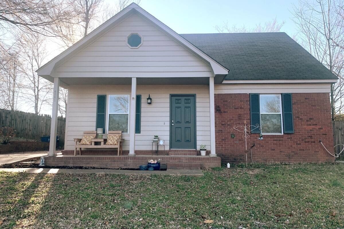 Cozy home just outside of Memphis
