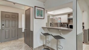 ماكينة لصنع القهوة/الشاي، ثلاجة، ميكروويف، فرن