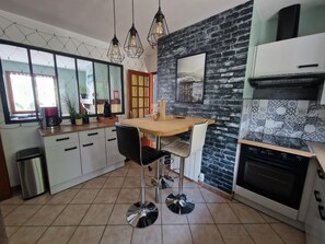 Jääkaappi, mikroaaltouuni, uuni, liesi