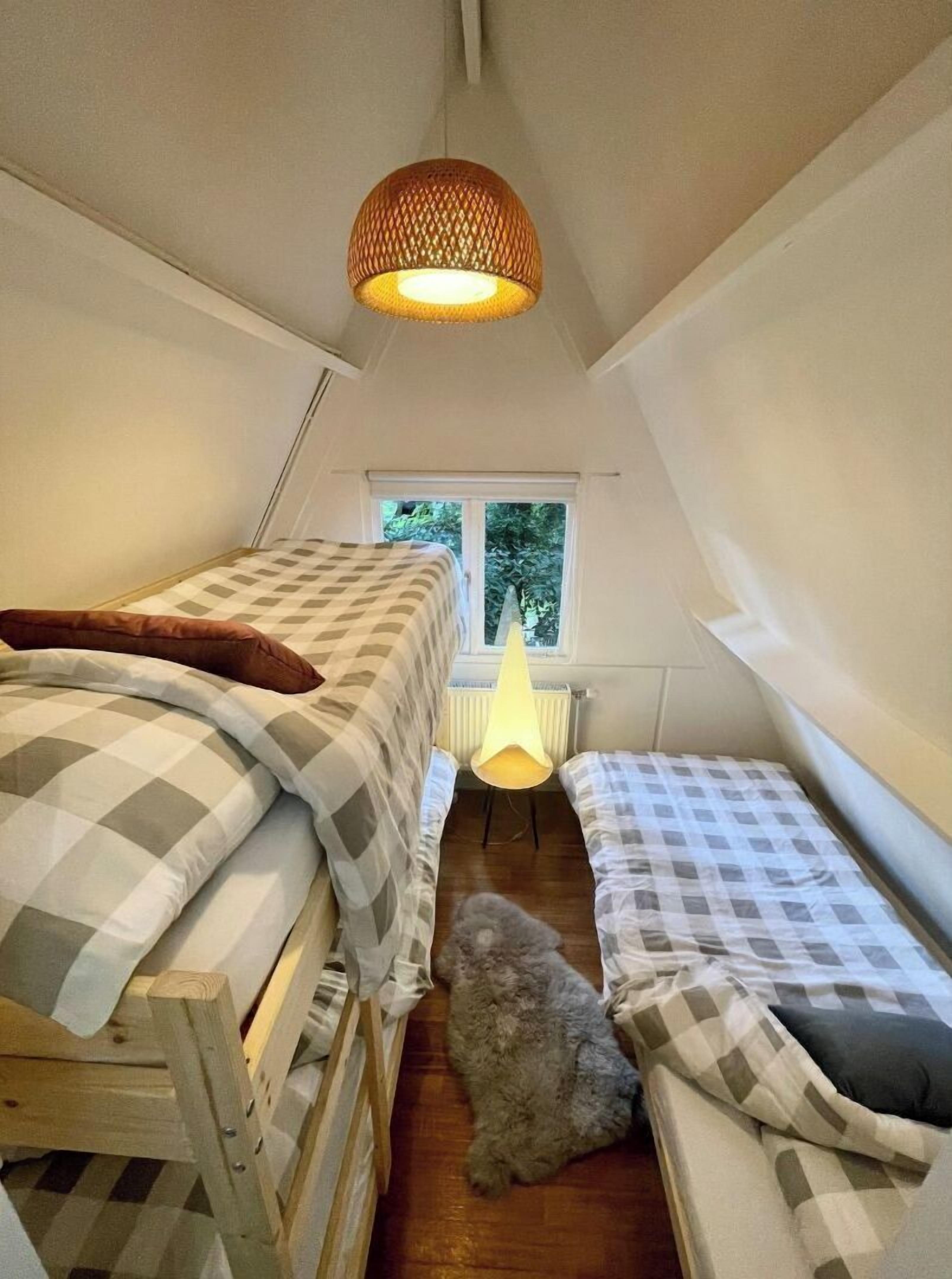 2 slaapkamers, een strijkplank/strijkijzer, gratis wifi, beddengoed