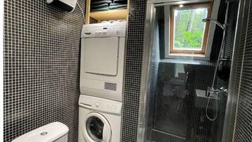 Dusch, hårtork, handdukar och tvål