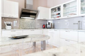 Een koelkast, een microgolfoven, een oven, een vaatwasser