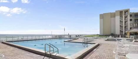 Utomhuspool och uppvärmd pool