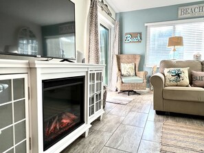 Smart TV, fireplace, books - Castle Reef New Smyrna Beach Ocean View -Discount for return guests! (New Smyrna Beach)