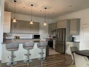 Fridge, microwave, oven, stovetop - Amazing Spacious House in Ideal Location - Perfect for Large Groups! (Fort Worth)