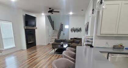 Amazing Spacious House in Ideal Location - Perfect for Large Groups!