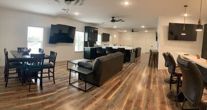 Amazing Spacious House in Ideal Location - Perfect for Large Groups!