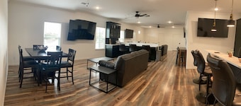 Amazing Spacious House in Ideal Location - Perfect for Large Groups!