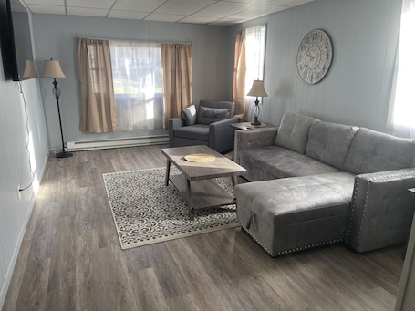 Smart TV, fireplace. Cozy Retreat close to I-90 exit 30, Cooperstown, and Utica