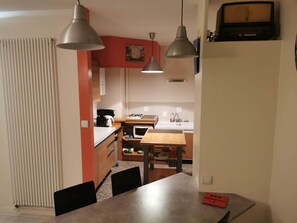 Réfrigérateur, four à micro-ondes, surface de cuisson, cafetière-théière