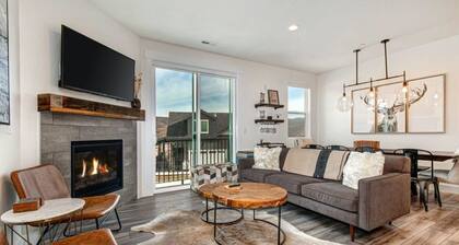 Spacious Townhome Centrally Located, Pet Friendly, Hot Tub & Bonus Basement Room