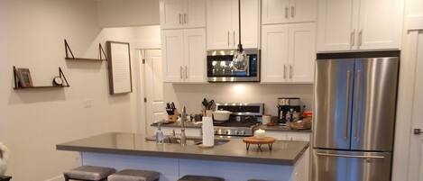 Refrigerador, microondas, horno, placa de cocina