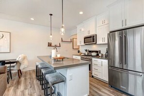 Fridge, microwave, oven, stovetop - Beautiful Townhome Centrally Located Pet Friendly Hot Tub & Bonus Basement Room (Park City)