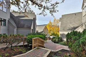 Property grounds - Large 3BR/3BA Fall Line Condo with Mountain Views on Shuttle Route E2A/B (Killington)