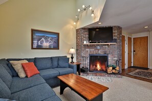 TV, fireplace, DVD player - Large 3BR/3BA Fall Line Condo with Mountain Views on Shuttle Route E2A/B (Killington)