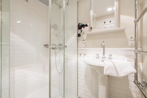 Shower, hair dryer, towels - Villa Aegir, Whg. 1 - Villa Aegir (Sylt)