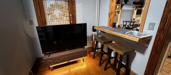 Clifton Scenic Lodge 3BR 2BA: Private Hot Tub, Spacious Patio, Offstreet Parking