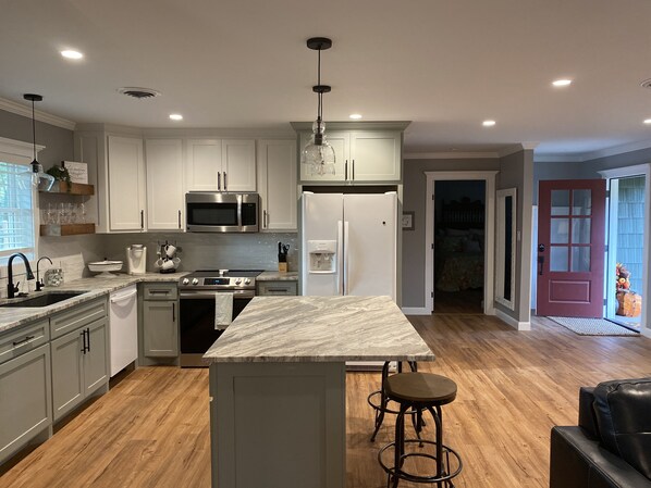 Refrigerador, microondas, horno y parrilla de estufa 