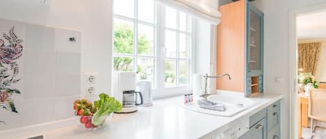 冷蔵庫、電子レンジ、オーブン、コンロ