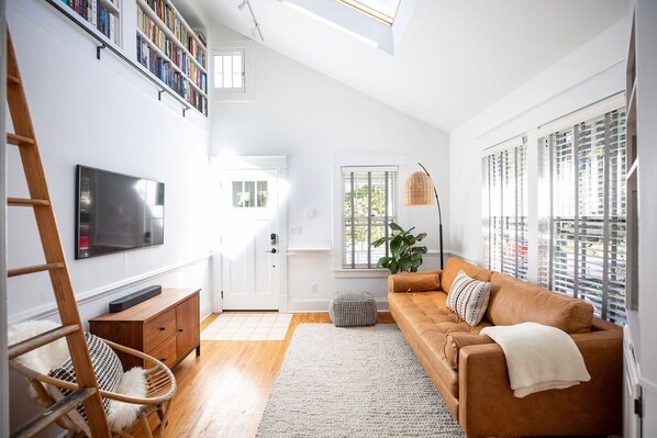 TV, books, music library, stereo