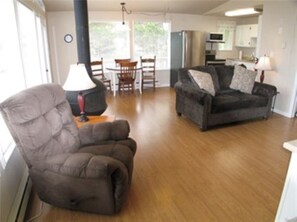 Smart TV, fireplace - Beach House on the Dunes Trail to the Beach (Long Beach)