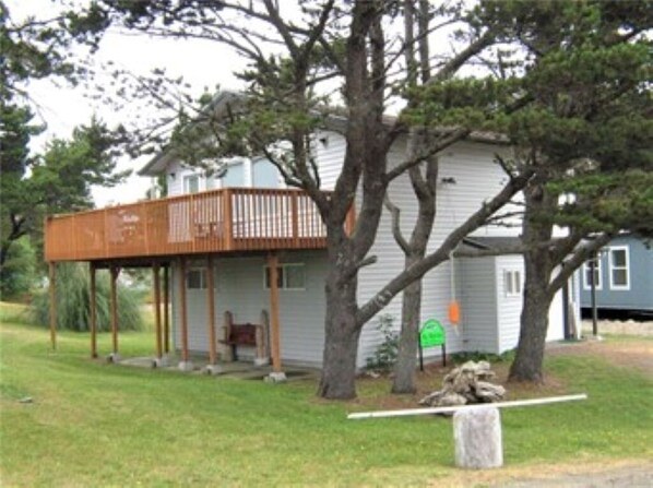 Exterior - Beach House on the Dunes Trail to the Beach (Long Beach)