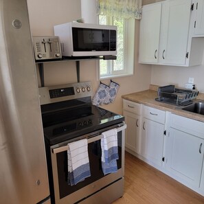 Fridge, microwave, oven, stovetop - Beach House on the Dunes Trail to the Beach (Long Beach)